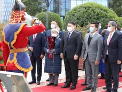 Төр, нийгмийн нэрт зүтгэлтэн Ю.Цэдэнбалын хөшөөнд цэцэг өргөж, хүндэтгэл үзүүллээ