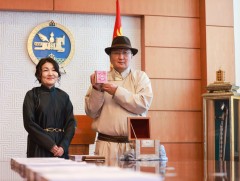 Монгол Улсын хуулиудад Төрийн тамга дарах ёслол боллоо