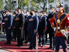 Төрийн гурван өндөрлөг хэлмэгдэгсдийн хөшөөнд цэцэг өргөж, хүндэтгэл үзүүлэв