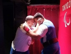 “Токио-2020” паралимпийн наадмаас алтан медаль хүртсэн тамирчин Э.Содномпэлжээ, дасгалжуулагч Д.Ба..