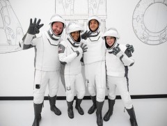 “SpaceX” компани анхны жуулчдаа сансарт илгээлээ 