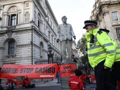 Уур амьсгалын өөрчлөлтийн эсрэг тэмцэгчид Борис Жонсоны эсрэг жагсав