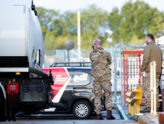 Их Британийн цэргийн албан хаагчид шатахуун тээвэрлэж эхэллээ