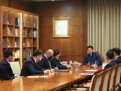 Элчин сайд нарт Итгэмжлэх жуух бичгийг нь гардууллаа