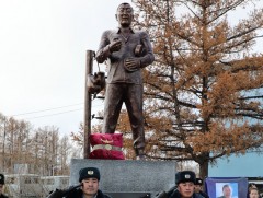 Ардын багш Д.Банди агсны хөшөөг төрсөн тоонот нутагт сүндэрлүүлжээ