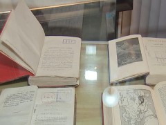 Чингис хааны тухай гар бичмэл, ном, судар гэх мэт түүхийн эх сурвалжийг дэлгэжээ