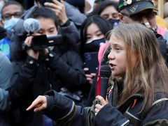 Глазгоу хотноо уур амьсгалын өөрчлөлттэй тэмцэгчид жагсаал хийлээ