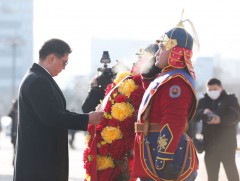 Д.Сүхбаатарын хөшөөнд цэцэг өргөж, Их эзэн Чингис хааны хөшөөнд хүндэтгэл үзүүлэв