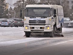 22 бригадын 298 үйлчлэгч, 10 орчим техникээр зам талбайн цас цэвэрлэж байна