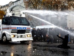 Европ даяар шинэ хязгаарлалтыг эсэргүүцсэн жагсаал өрнөж байна