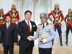 “Сүхбаатар” хөлөг онгоцыг татан гаргах ажиллагаанд оролцсон хүмүүст төрийн одон, медаль гардуулав