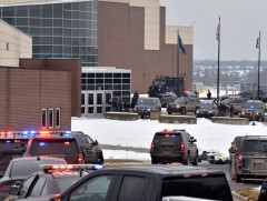 Мичиганы нэгэн ахлах сургуульд халдлага үйлджээ 