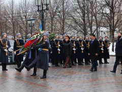 Монгол Улсын Ерөнхийлөгч У.Хүрэлсүх “Нэр нь үл мэдэгдэх цэргийн хөшөө”-нд цэцэг өргөлөө