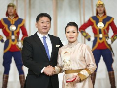 Төрбатын Энхцэцэгийг Сүхбаатарын одонгоор шагналаа