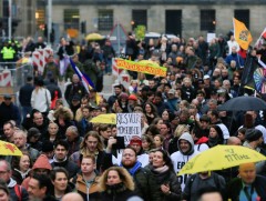 Европын орнуудад вакцин, хязгаарлалтыг эсэргүүцсэн жагсаал өрнөлөө