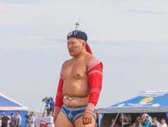 Улсын харцага Н.Золбоо өвдөг шороодлоо 