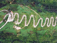 Дээрээсээ аварга луу шиг харагддаг 68 эргэлттэй автозам