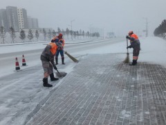 Өглөө орсон цасыг зам, талбайн 241 үйлчлэгч цэвэрлэн ажиллаж байна