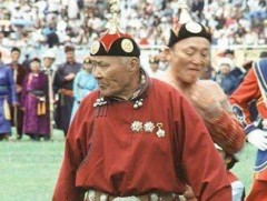 Хүндийг өргөлтийн тамирчин бөхчүүд