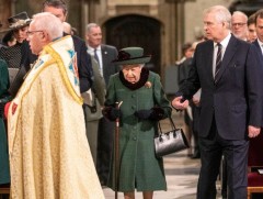 Хатан хаан II Елизабет Зул сараас хойш анх удаа олны өмнө ил гарав 