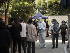 Шанхайн оршин суугчид хатуу хөл хориог шүүмжилж байна