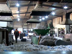 Хаягдал гялгар уутаар нүхэн жорлонгийн доторлогоо үйлдвэрлэж байна