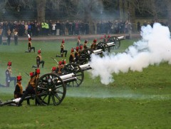 Хатан хаан II Элизабетийн төрсөн өдрөөр ёслолын буудлага үйлджээ 