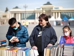 Сүхбаатарын талбайд номын үзэсгэлэн, худалдаа гарч эхэллээ