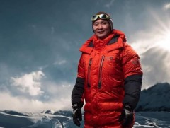 Б.Гантулга Эверестийн оргилд гарлаа