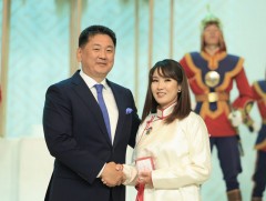 Ерөнхийлөгч У.Хүрэлсүх ээжүүдэд алдарт эхийн одон гардуулж, баяр хүргэлээ