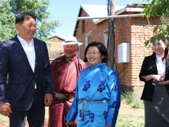 Ерөнхийлөгч У.Хүрэлсүх хашаандаа мод үржүүлж буй зарим айл өрхөд зочиллоо