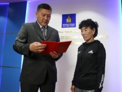 790 км зам туулсан Ч.Цэгмидийг “Жуух бичиг”-ээр шагналаа