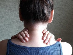 Хүзүү яагаад хөшдөг вэ 