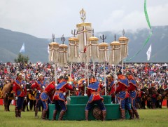 Төрийн есөн хөлт цагаан туг нь тусгаар тогтнол, бүрэн эрхт байдлын бэлгэ тэмдэг юм