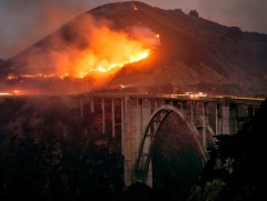 Калифорнийн ойн түймрийн улмаас иргэдийг нүүлгэн шилжүүлж байна 