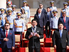 Ерөнхийлөгч У.Хүрэлсүх Төрийн далбааны өдөрт зориулсан цэргийн ёслолын жагсаалд оролцож, үг хэллээ