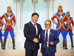 Ерөнхийлөгч У.Хүрэлсүх Төрийн дээд цол, одон, медаль гардууллаа