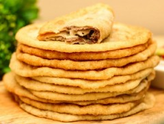 Төв цэнгэлдэх хүрээлэнд хуушуур 2000-2500 төгрөгийн үнэтэй байна