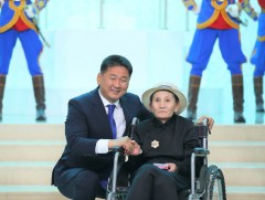 Ахмад ажилтан Дамбын Уламбаярыг Алтан гадас одонгоор шагналаа