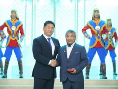 Зохиолч Доржзовдын Энхболдод Монгол Улсын Соёлын гавьяат зүтгэлтэн цол хүртээлээ