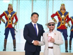 Тангадын Галсанд Хөдөлмөрийн баатар цол хүртээв