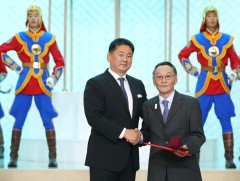 Нэр бүхий хүмүүст Онц бөгөөд Бүрэн эрхт Элчин сайд цол хүртээв