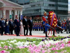 Жанжин Д.Сүхбаатарын хөшөөнд цэцэг өргөж, Их эзэн Чингис хааны хөшөөнд хүндэтгэл үзүүлэв