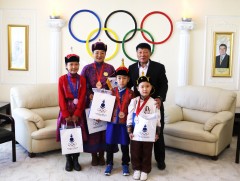 Өсвөрийн харваачдыг шагналаа