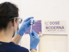 Их Британи Омикрон хувилбарын эсрэг вакцинд зөвшөөрөл олгосон анхны улс болов 