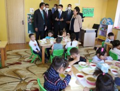 Л.Оюун-Эрдэнэ: Сугалаагаар цэцэрлэгт хамрагддаг, бүртгүүлэх гэж цэцэрлэгийн гадаа дугаарладаг байд..