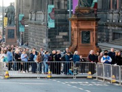 Хатан хаанд хүндэтгэл үзүүлэхээр олон нийт хүрэлцэн иржээ