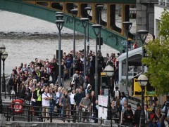 Иргэд Хатан хаантай салах ёс хийж байна 