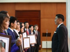  Ерөнхийлөгч У.Хүрэлсүх Олон улсын олимпиадаас медаль хүртсэн сурагчдад нэрэмжит шагналаа гардуулав