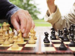 Чөлөөт цагаараа шатар тоглодог ахмадууд